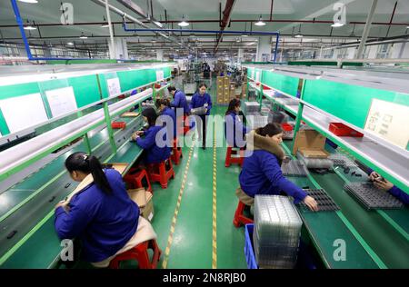 CHENZHOU, CHINA – 10. FEBRUAR 2023 – Arbeiter drängen in der Produktionswerkstatt von Yuanfeng Guangcai Technology Co., LTD., in t Stockfoto