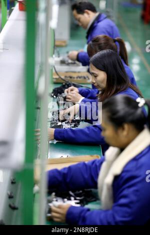 CHENZHOU, CHINA – 10. FEBRUAR 2023 – Arbeiter drängen in der Produktionswerkstatt von Yuanfeng Guangcai Technology Co., LTD., in t Stockfoto