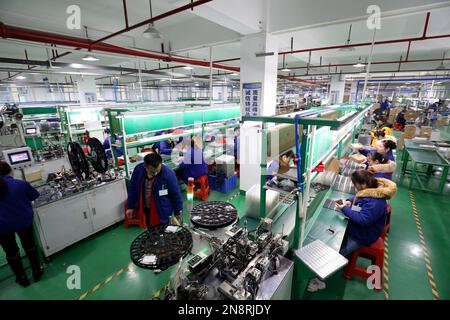 CHENZHOU, CHINA – 10. FEBRUAR 2023 – Arbeiter drängen in der Produktionswerkstatt von Yuanfeng Guangcai Technology Co., LTD., in t Stockfoto