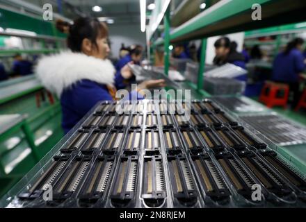 CHENZHOU, CHINA – 10. FEBRUAR 2023 – Arbeiter drängen in der Produktionswerkstatt von Yuanfeng Guangcai Technology Co., LTD., in t Stockfoto