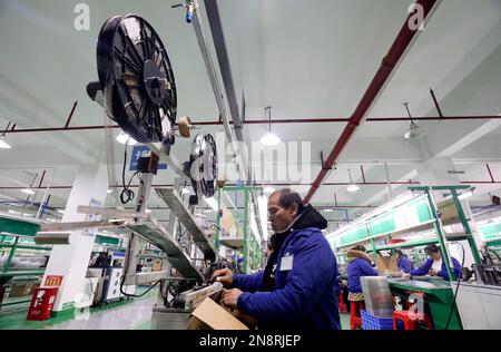 CHENZHOU, CHINA – 10. FEBRUAR 2023 – Arbeiter drängen in der Produktionswerkstatt von Yuanfeng Guangcai Technology Co., LTD., in t Stockfoto