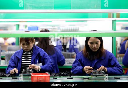 CHENZHOU, CHINA – 10. FEBRUAR 2023 – Arbeiter drängen in der Produktionswerkstatt von Yuanfeng Guangcai Technology Co., LTD., in t Stockfoto