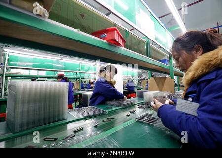 CHENZHOU, CHINA – 10. FEBRUAR 2023 – Arbeiter drängen in der Produktionswerkstatt von Yuanfeng Guangcai Technology Co., LTD., in t Stockfoto