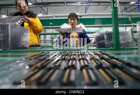 CHENZHOU, CHINA – 10. FEBRUAR 2023 – Arbeiter drängen in der Produktionswerkstatt von Yuanfeng Guangcai Technology Co., LTD., in t Stockfoto