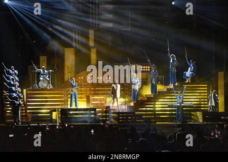 London, Großbritannien. 11. Februar 2023 CAT Burns tritt bei den Brit Awards 2023 in der 02 Arena in London auf. Foto: Samstag, 12. Februar 2023. Das Foto sollte lauten: Matt Crossick/Empics/Alamy Live News. NUR REDAKTIONELLE VERWENDUNG. KEINE WERBUNG Stockfoto