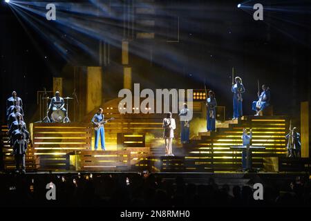 London, Großbritannien. 11. Februar 2023 CAT Burns tritt bei den Brit Awards 2023 in der 02 Arena in London auf. Foto: Samstag, 12. Februar 2023. Das Foto sollte lauten: Matt Crossick/Empics/Alamy Live News. NUR REDAKTIONELLE VERWENDUNG. KEINE WERBUNG Stockfoto