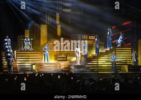 London, Großbritannien. 11. Februar 2023 CAT Burns tritt bei den Brit Awards 2023 in der 02 Arena in London auf. Foto: Samstag, 12. Februar 2023. Das Foto sollte lauten: Matt Crossick/Empics/Alamy Live News. NUR REDAKTIONELLE VERWENDUNG. KEINE WERBUNG Stockfoto