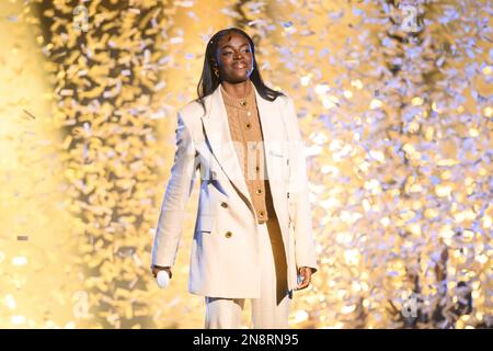 London, Großbritannien. 11. Februar 2023 CAT Burns tritt bei den Brit Awards 2023 in der 02 Arena in London auf. Foto: Samstag, 12. Februar 2023. Das Foto sollte lauten: Matt Crossick/Empics/Alamy Live News. NUR REDAKTIONELLE VERWENDUNG. KEINE WERBUNG Stockfoto