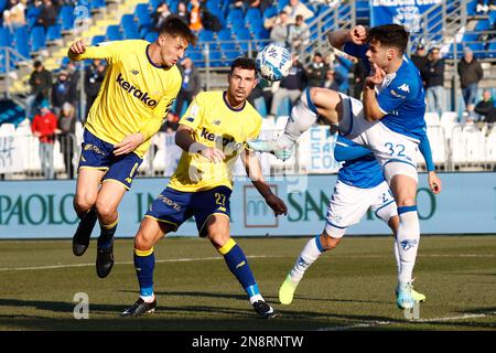 Mario Rigamonti Stadium, Brescia, Italien, 11. Februar 2023, Luca Magnino (Modena) und Andrea Papetti (Brescia) während des Spiels Brescia Calcio gegen Modena FC – italienischer Fußball Serie B. Stockfoto