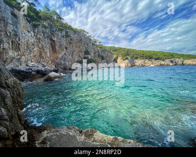 Die türkisfarbene Adria und tropische Klippen unter dem hellen Himmel in Dubrovnik, Kroatien Stockfoto