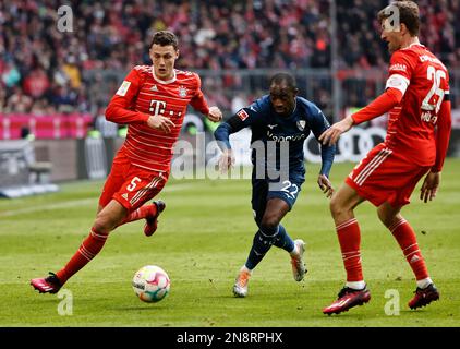 München, Deutschland. 11. Februar 2023. Benjamin Pavard (L) und Thomas Mueller (R) aus Bayern München wetteifern mit Christopher Antwi-Adjei aus Bochum während des deutschen Bundesliga-Spiels zwischen Bayern München und VfL Bochum 1848 in München am 11. Februar 2023. Kredit: Philippe Ruiz/Xinhua/Alamy Live News Stockfoto