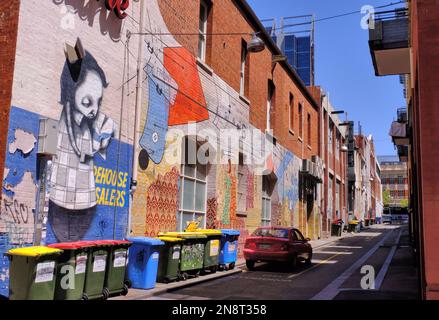 Perth: Straßenkunst von lokalen Künstlern und Mülltonnen in der Prince Lane des zentralen Geschäftsviertels von Perth und Teil des BHP-Hochhauses, WA Stockfoto