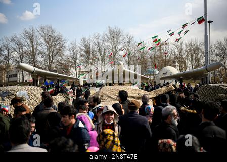 Teheran, Teheran, Iran. 11. Februar 2023. Im Inland gebaute iranische Drohnen, Shahed 136, werden während der jährlichen Rallye zum Gedenken an die islamische Revolution im Iran von 1979 gezeigt. (Kreditbild: © Sobhan Farajvan/Pacific Press via ZUMA Press Wire) NUR REDAKTIONELLE VERWENDUNG! Nicht für den kommerziellen GEBRAUCH! Stockfoto