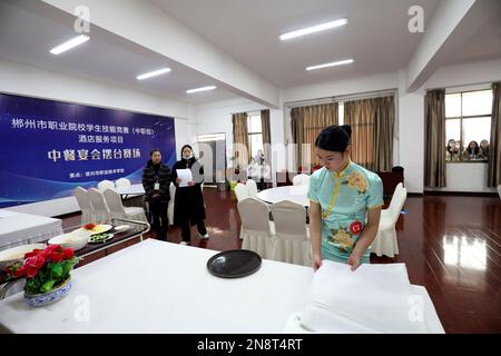 CHENZHOU, CHINA - 10. FEBRUAR 2023 - Teilnehmer nehmen an einem Hotelservice-Wettbewerb an einer Berufsschule in Zixing, Cen, Teil Stockfoto