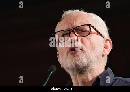 London, Großbritannien. 11. Februar 2023. Jeremy Corbyn, ehemaliger Labour Leader und unabhängiger Abgeordneter, spricht auf einer Kundgebung im Emmanuel Centre an, bei der er die Freilassung des WikiLeaks-Gründers forderte. Hunderte von Rednern drängten auf weitere Unterstützung für die Sache, bis Assange aus dem Belmarsh-Gefängnis befreit ist. Kredit: Elfte Stunde Fotografie/Alamy Live News Stockfoto