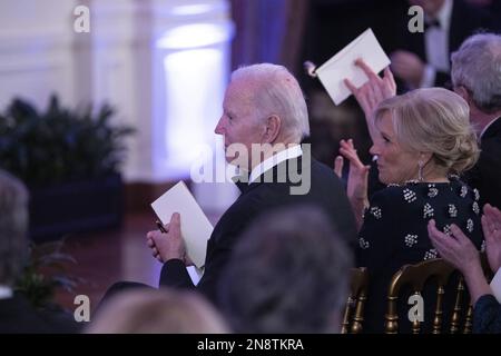 Washington, Usa. 11. Februar 2023. US-Präsident Joe Biden und First Lady Dr. Jill Biden applaudieren als Sänger und Songwriter Brad Paisley auf einer After-Dinner-Party für Gouverneure und ihre Ehepartner im Weißen Haus während des Wintertreffens der National Governors Association in Washington, DC am Samstag, den 11. Februar 2023. Anmerkung: Das Zimmer war mit magentafarbenem Licht beleuchtet. Foto: Chris Kleponis/UPI Credit: UPI/Alamy Live News Stockfoto