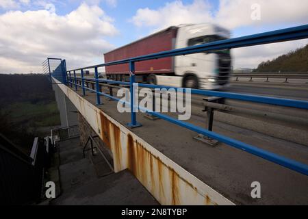 Winningen, Deutschland. 06. Februar 2023. Lastwagen fahren über die Moselle Valley Bridge auf der Autobahn A61. Risse wurden vor einiger Zeit auf der Brücke entdeckt, die täglich von 37.000 Fahrzeugen genutzt wird. (An dpa: Schaden an Deutschlands zweithöchster Autobahnbrücke über die Mosel) Kredit: Thomas Frey/dpa/Alamy Live News Stockfoto