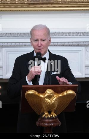 Washington, Vereinigte Staaten. 11. Februar 2023. US-Präsident Joe Biden begrüßt Gouverneure und ihre Ehepartner zum Abendessen im Weißen Haus während der Wintersitzung der National Governors Association am 11. Februar 2023 in Washington, DC. Kredit: Chris Kleponis/Pool über CNP/dpa/Alamy Live News Stockfoto