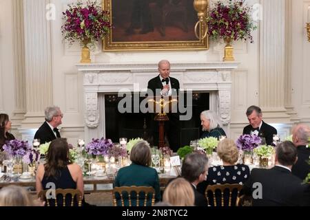 Washington, Vereinigte Staaten. 11. Februar 2023. US-Präsident Joe Biden begrüßt Gouverneure und ihre Ehepartner zum Abendessen im Weißen Haus während der Wintersitzung der National Governors Association am 11. Februar 2023 in Washington, DC. Kredit: Chris Kleponis/Pool über CNP/dpa/Alamy Live News Stockfoto