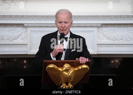 Washington, Vereinigte Staaten. 11. Februar 2023. US-Präsident Joe Biden begrüßt Gouverneure und ihre Ehepartner zum Abendessen im Weißen Haus während der Wintersitzung der National Governors Association am 11. Februar 2023 in Washington, DC. Kredit: Chris Kleponis/Pool über CNP/dpa/Alamy Live News Stockfoto