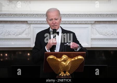 Washington, Vereinigte Staaten. 11. Februar 2023. US-Präsident Joe Biden begrüßt Gouverneure und ihre Ehepartner zum Abendessen im Weißen Haus während der Wintersitzung der National Governors Association am 11. Februar 2023 in Washington, DC. Kredit: Chris Kleponis/Pool über CNP/dpa/Alamy Live News Stockfoto