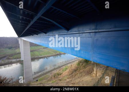 Winningen, Deutschland. 06. Februar 2023. Die Moseltalbrücke der Autobahn A61 überquert die Mosel bei Winningen. Risse wurden vor einiger Zeit auf der Brücke entdeckt, die täglich von 37.000 Fahrzeugen genutzt wird. (An dpa: Schaden an Deutschlands zweithöchster Autobahnbrücke über die Mosel) Kredit: Thomas Frey/dpa/Alamy Live News Stockfoto