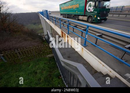 Winningen, Deutschland. 06. Februar 2023. Lastwagen fahren über die Moselle Valley Bridge auf der Autobahn A61. Risse wurden vor einiger Zeit auf der Brücke entdeckt, die täglich von 37.000 Fahrzeugen genutzt wird. (An dpa: Schaden an Deutschlands zweithöchster Autobahnbrücke über die Mosel) Kredit: Thomas Frey/dpa/Alamy Live News Stockfoto