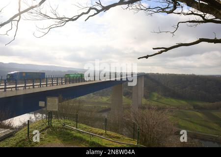 Winningen, Deutschland. 06. Februar 2023. Die Moseltalbrücke der Autobahn A61 überquert die Mosel bei Winningen. Risse wurden vor einiger Zeit auf der Brücke entdeckt, die täglich von 37.000 Fahrzeugen genutzt wird. (An dpa: Schaden an Deutschlands zweithöchster Autobahnbrücke über die Mosel) Kredit: Thomas Frey/dpa/Alamy Live News Stockfoto