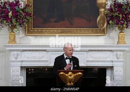 Washington, Vereinigte Staaten. 11. Februar 2023. US-Präsident Joe Biden begrüßt Gouverneure und ihre Ehepartner zum Abendessen im Weißen Haus während der Wintersitzung der National Governors Association am 11. Februar 2023 in Washington, DC. Kredit: Chris Kleponis/Pool über CNP/dpa/Alamy Live News Stockfoto