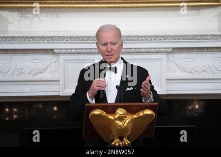 Washington, Vereinigte Staaten. 11. Februar 2023. US-Präsident Joe Biden begrüßt Gouverneure und ihre Ehepartner zum Abendessen im Weißen Haus während der Wintersitzung der National Governors Association am 11. Februar 2023 in Washington, DC. Kredit: Chris Kleponis/Pool über CNP/dpa/Alamy Live News Stockfoto