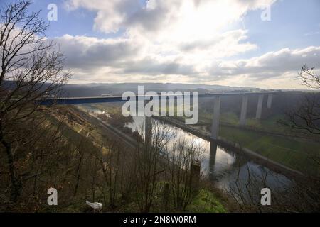 Winningen, Deutschland. 06. Februar 2023. Die Moseltalbrücke der Autobahn A61 überquert die Mosel bei Winningen. Risse wurden vor einiger Zeit auf der Brücke entdeckt, die täglich von 37.000 Fahrzeugen genutzt wird. (An dpa: Schaden an Deutschlands zweithöchster Autobahnbrücke über die Mosel) Kredit: Thomas Frey/dpa/Alamy Live News Stockfoto