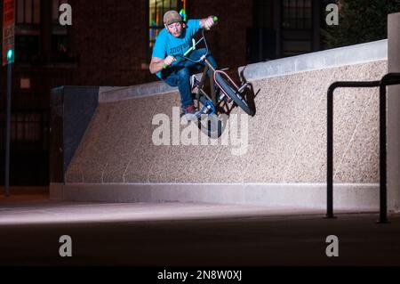 Junger weißer Mann, der mit dem bmx-Fahrrad in denver colorado unterwegs ist. Stockfoto