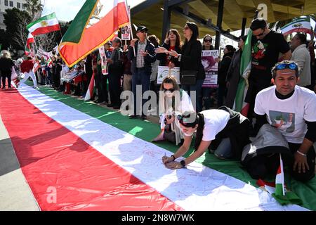 Los Angeles, USA. 11. Februar 2023. Am Samstag versammelten sich Tausende, um gegen einen Regimewechsel im Iran bei einer Kundgebung vor dem Rathaus von Los Angeles zu protestieren. Kredit: Linova Photography/Alamy Live News. Stockfoto