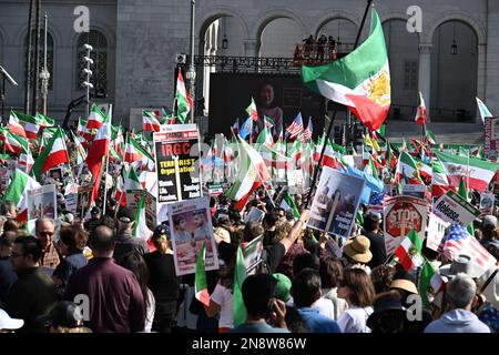 Los Angeles, USA. 11. Februar 2023. Am Samstag versammelten sich Tausende, um gegen einen Regimewechsel im Iran bei einer Kundgebung vor dem Rathaus von Los Angeles zu protestieren. Kredit: Linova Photography/Alamy Live News. Stockfoto
