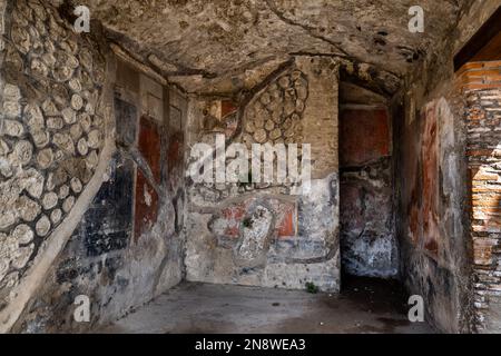 Freiliegendes Mauerwerk unter Fresken in den Ruinen von Pompeji, Italien Stockfoto