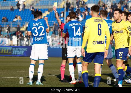 Brescia, Italien. 11. Februar 2023. Der Schiedsrichter Marco Serra und Andrea Papetti (Brescia) während des Fußballspiels Brescia Calcio gegen Modena FC, italienisches Fußballspiel Serie B in Brescia, Italien, Februar 11 2023 Kredit: Independent Photo Agency/Alamy Live News Stockfoto