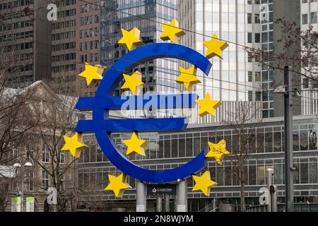 Euro-Symbol im Bankenviertel am Willy-Brand-Platz. Währung in der Europäischen Union. Berühmtes Schild in der Innenstadt. Stockfoto