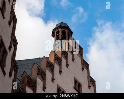 Rathaus 'Römer' Fassadendetail der Gebäudefront. Neogotische Architektur in der Altstadt von Frankfurt am Main. Blick von unten nach oben. Stockfoto