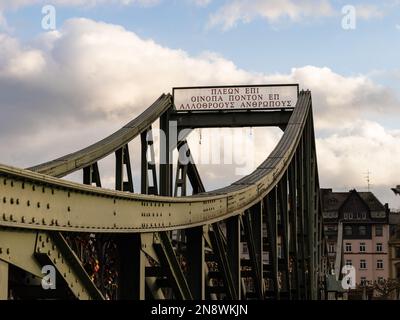 Nahaufnahme der eisernen Fußgängerbrücke „Eiserner Steg“. Die Kragarmbrücke ist für Fußgänger geeignet und erstreckt sich über den Main. Die griechische Inschrift ist sichtbar. Stockfoto