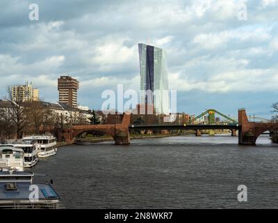 Brücken über den Main und den EZB-Turm. Architektur in der Stadt und belebte Straßen. Kreuzfahrtschiffe warten am Flussufer. Stockfoto