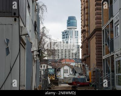 Andere Architektur im Gegensatz. Businessturm, vorgefertigtes Gebäude, alte Gebäude und Einfamilienhäuser in einem Bild. Stadtentwicklung. Stockfoto