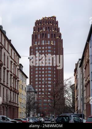 Hauptplatzgebäude mit Blick von der Straße 'Wasserweg'. Hochhaus am Ende einer Straße mit Wohngebäuden. Architektur von Kollhoff. Stockfoto