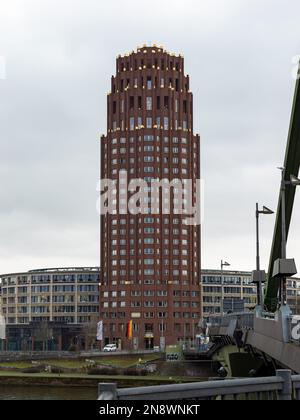 Hauptplatzturm in Frankfurt Sachsenhausen. Architektur von Hans Kollhoff am Main. Außenansicht des Lindner Hotels. Stockfoto