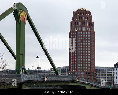 HauptPlaza-Gebäude neben der Zahnseidenbrücke. Architektur in der Stadt. Fassade des Hochhauses in Sachsenhausen. Stockfoto