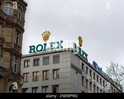 Boutique Rolex Laden mit großen Logos auf dem Gebäude. Schweizer Luxusuhrdesigner und -Hersteller. Schmuck für einen extravaganten Lebensstil. Stockfoto