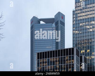 Sparkasse und Deka Investment Bank im Finanzviertel. Trianon Business Tower in Frankfurt. Urbane Architektur am Abend. Stockfoto