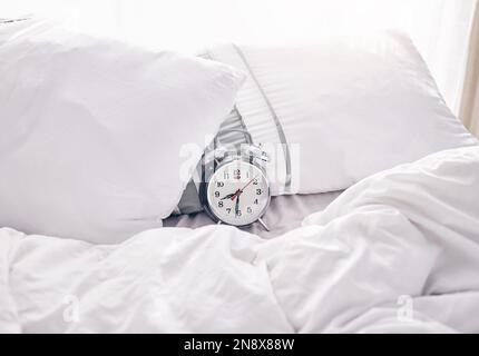Zeit, Aufwachen und Wecker auf einem Bett ohne Leute für pünktliches, Schlaf- und Stundenmanagement. Leer, Schlafzimmer und Vintage-Timer für Routine Stockfoto