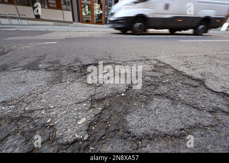 Stuttgart, Deutschland. 09. Februar 2023. Risse und Löcher sind an der Landhausstraße in Stuttgart zu erkennen. Wasser und Frost fordern ihren Tribut auf den Straßen von Baden-Württemberg. (An dpa: 'Wetter verursacht Schlaglöcher auf den Straßen') Kredit: Bernd Weißbrod/dpa/Alamy Live News Stockfoto