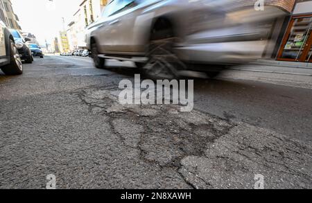 Stuttgart, Deutschland. 09. Februar 2023. Risse und Löcher sind an der Landhausstraße in Stuttgart zu erkennen. Wasser und Frost fordern ihren Tribut auf den Straßen von Baden-Württemberg. (An dpa: 'Wetter verursacht Schlaglöcher auf den Straßen') Kredit: Bernd Weißbrod/dpa/Alamy Live News Stockfoto