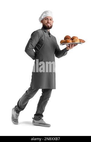 Männlicher Bäcker mit Backblech auf weißem Hintergrund Stockfoto
